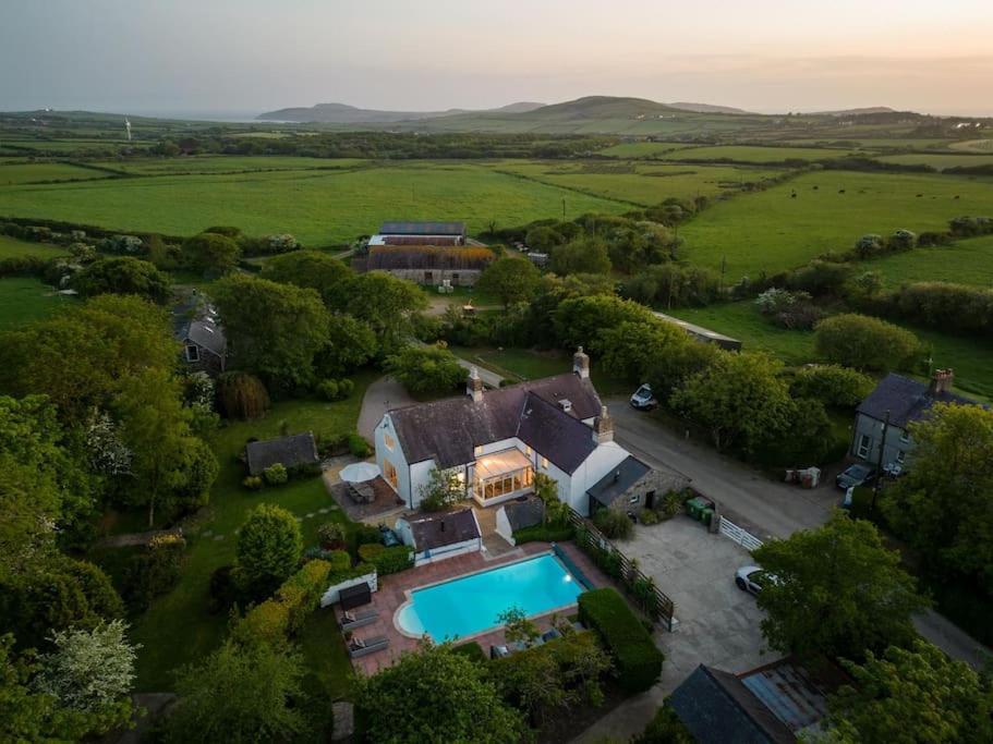 Plas Newydd With Swimming Pool, Fire Pit, And Log Fires Vila Rhiw Exterior foto